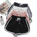 Frau yoga shorts mit lässiger taillenröhre im sommer, fleckig geformten oberschenkel-shorts