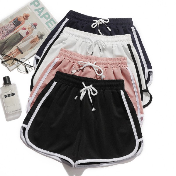 Frau yoga shorts mit lässiger taillenröhre im sommer, fleckig geformten oberschenkel-shorts