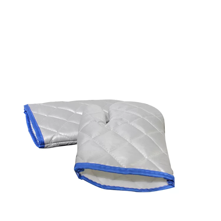 Silver-coated gloves for baking in household kitchen ovens, microwave oven heat-resistant gloves made of thick cotton fabric for insulation, and high-temperature resistant gloves