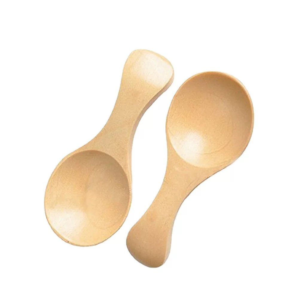 E) in der rohstofffabrik mit einem niedlichen kleinen holzlöffel, kleinen teelöffel japanisch, einem kleinen löffel mit purer brauner schlagsahne