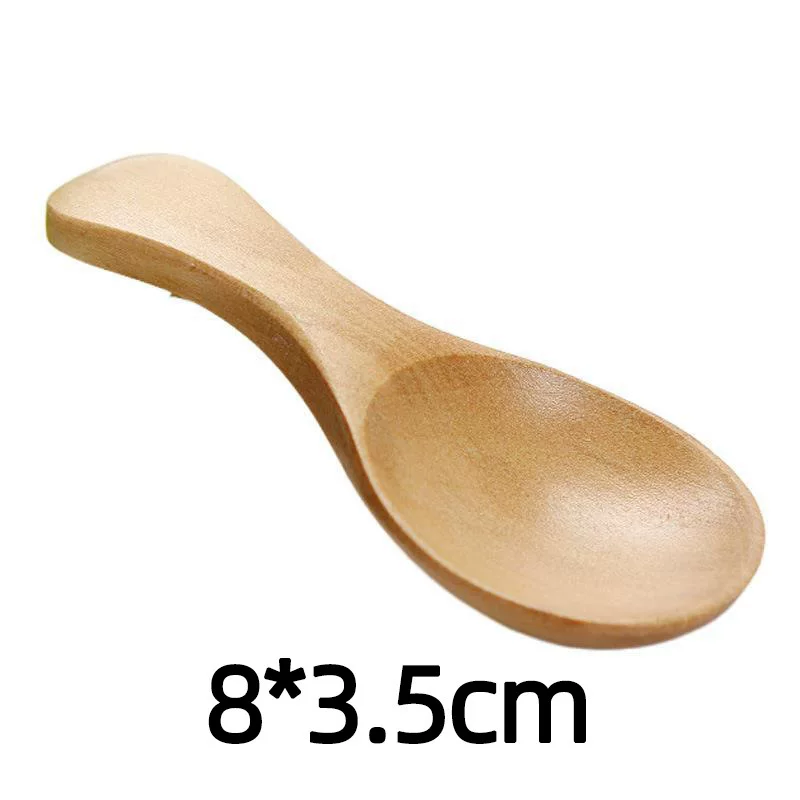 E) in der rohstofffabrik mit einem niedlichen kleinen holzlöffel, kleinen teelöffel japanisch, einem kleinen löffel mit purer brauner schlagsahne