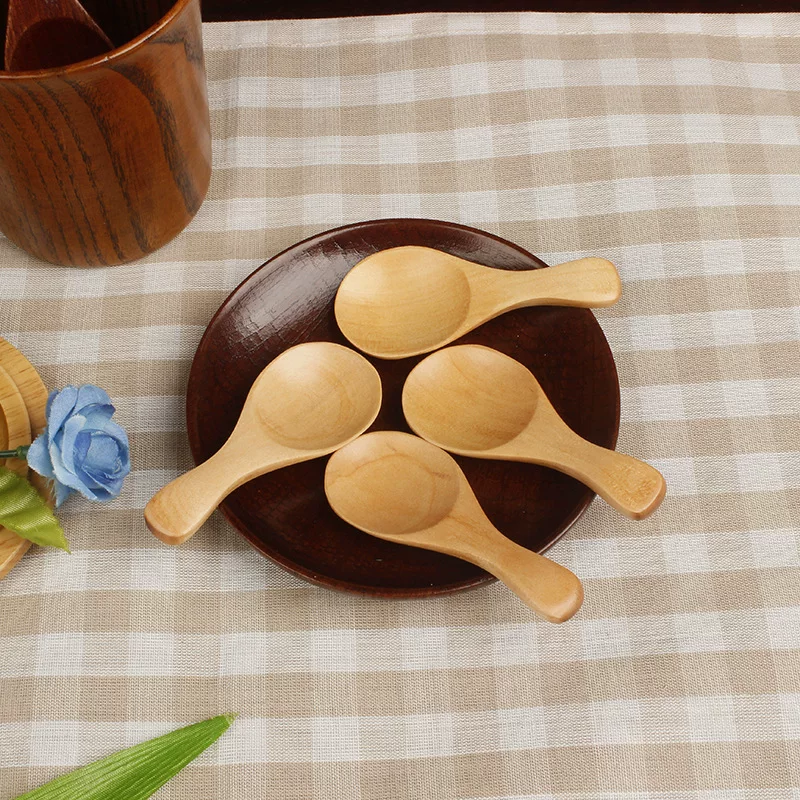 E) in der rohstofffabrik mit einem niedlichen kleinen holzlöffel, kleinen teelöffel japanisch, einem kleinen löffel mit purer brauner schlagsahne