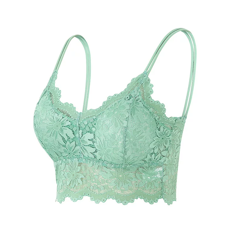Im grenzüberschreitenden reiseverkehr stößt eine dame mit korsett, rosenbluse und bh Von einer dame mit brustwarzen auf