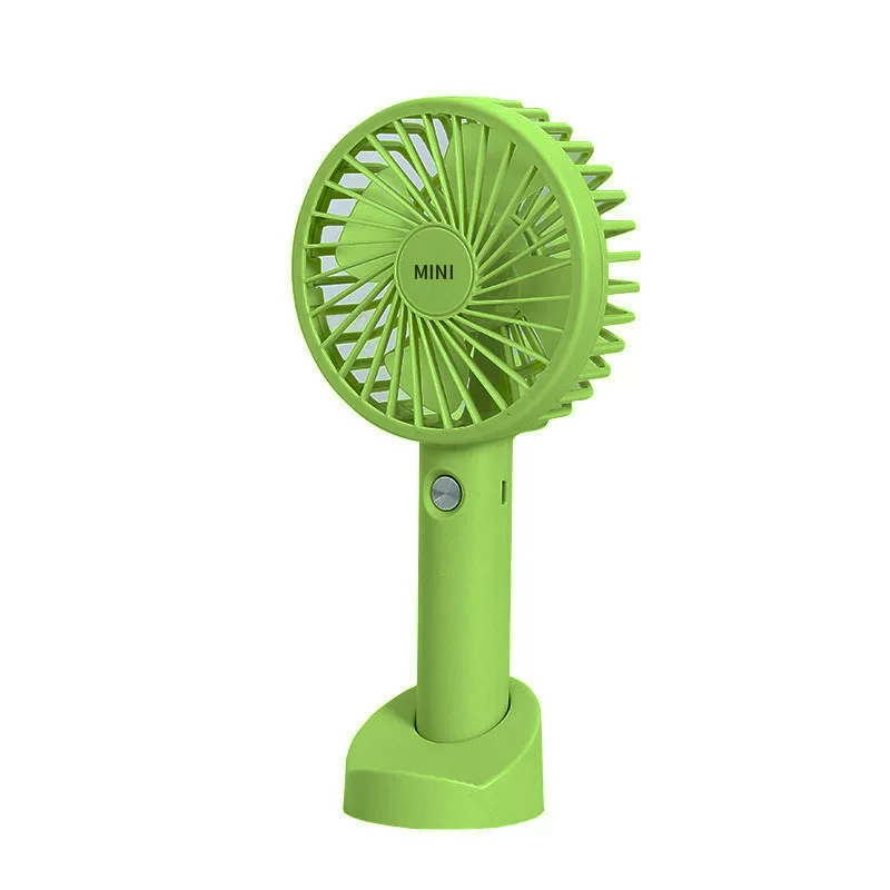 Mit einem kleinen ventilator und einer tragbaren portion usb zum aufladen Von elektrischen geräten im sommer