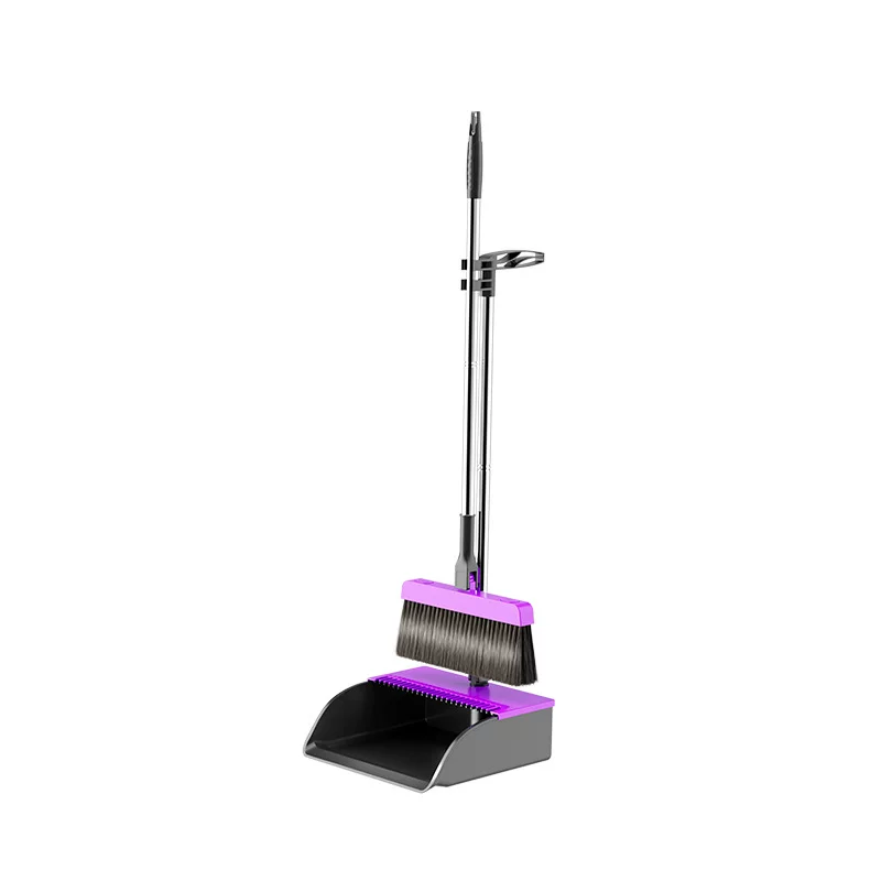 Einer zerfetzte eine schaufel mit einem hammer. Der hammer wird "zerrochen"
